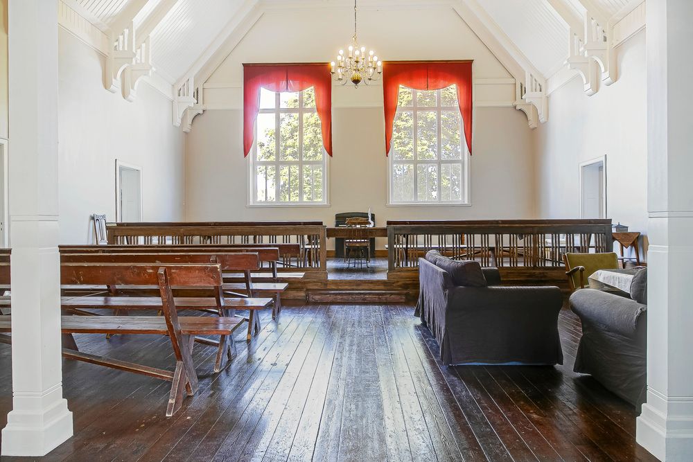 I tingssalen ger stora fönster ett härligt ljusinsläpp.