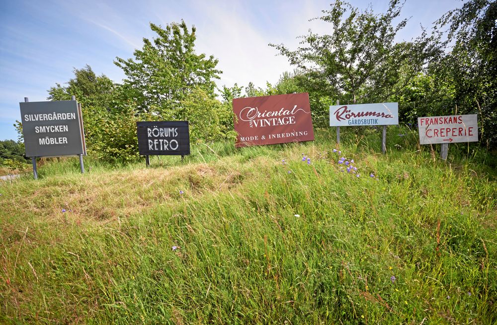 Reklamskyltar för de andra företagen i Rörum, på en kulle vid stora vägen.