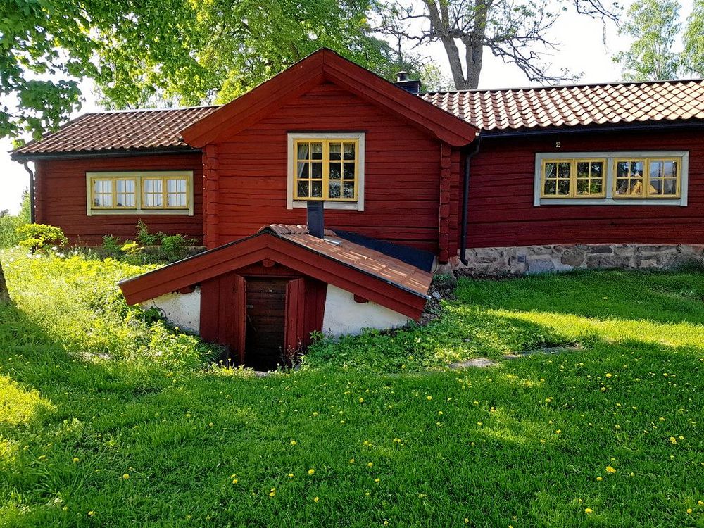 Strax bredvid huvudbyggnaden finns ett mysigt timmerhus med två sovrum, ett vardagsrum med en öppen spis, två badrum samt ett kök.