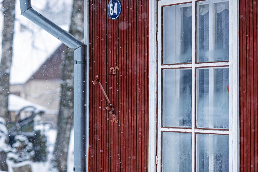 Gamla tiders fönster med innerfönster som sätts upp vintertid försågs förr med fönsterlav eller vadd för att suga upp fukt.