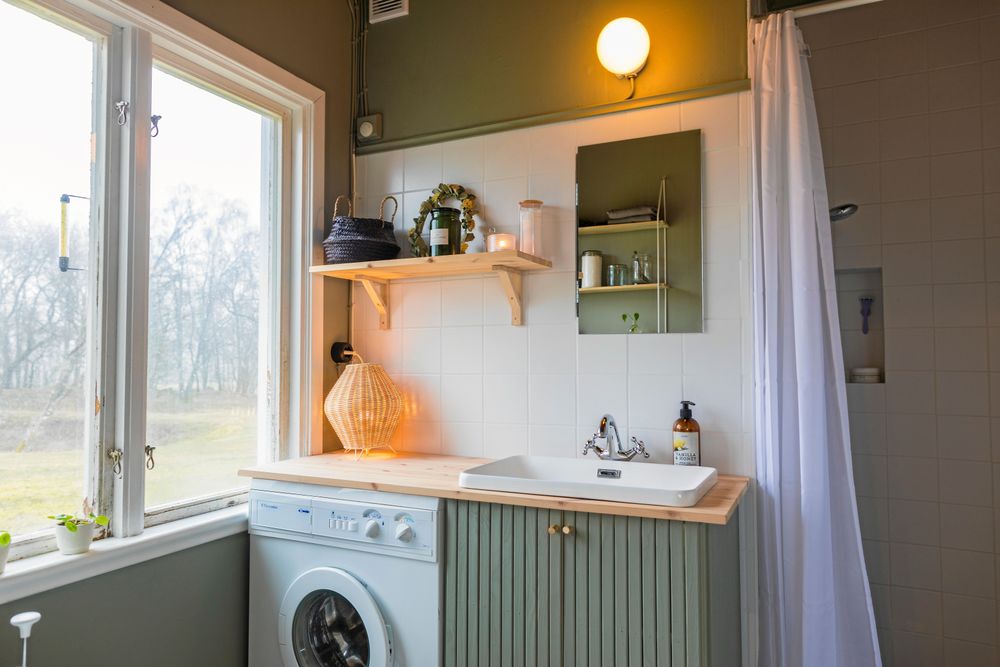 Trots noll erfarenhet byggde Tom ett fräscht badrum med duschhörna, tvättavdelning och förbränningstoalett.