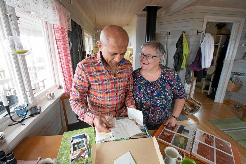 I lådan har de sparat de flesta breven som de skrev till varandra som tonåringar.