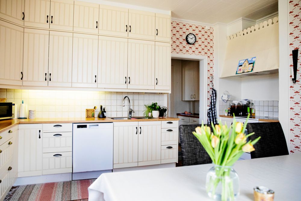 Köket har skåp från golv till tak, med plats för mycket porslin, serveringsfat med mera.