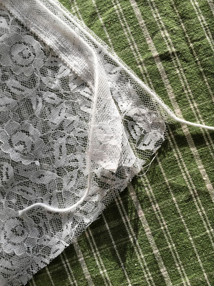 Snodd av bomull insydd i en kanal högst upp på din nya fruktpåse. Sömmen i påsens sida går inte ända upp.