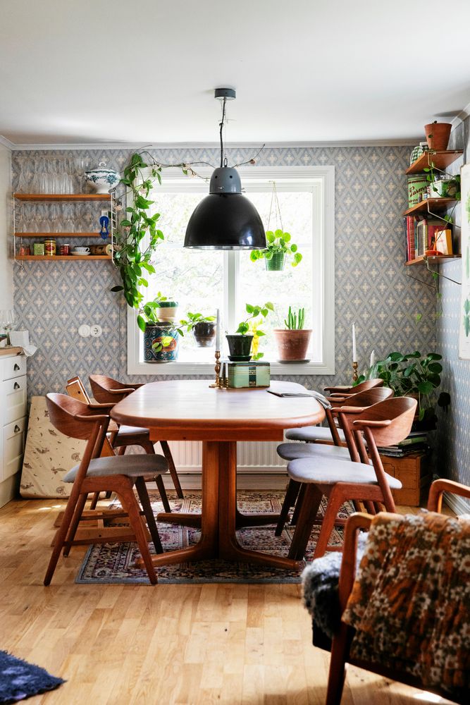 Familjens egen matsal i torpet, mysigt inredd i retrostil, med arvegods