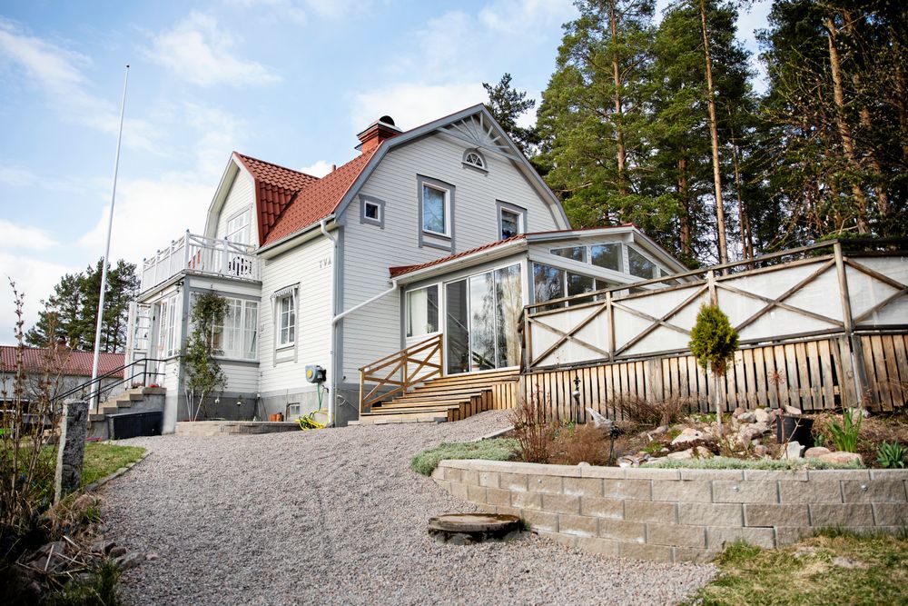 Huset nästa balanserar på en brant backe i utkanten av Alfta. Här låg förr en bastu torkning av säd.