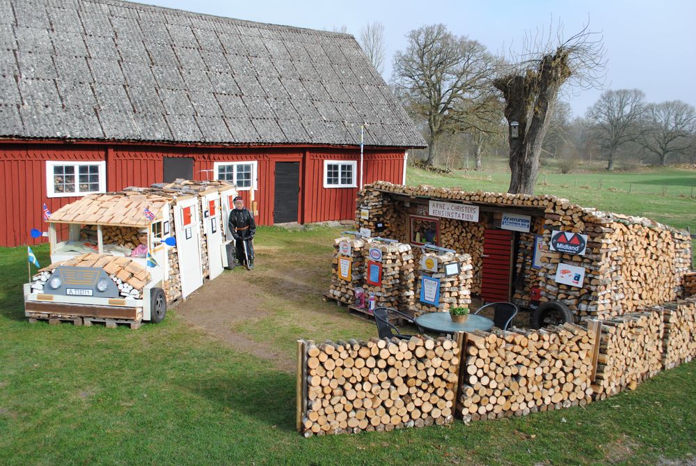 Hela vedbygget finns i Gökhem i Västergötland.