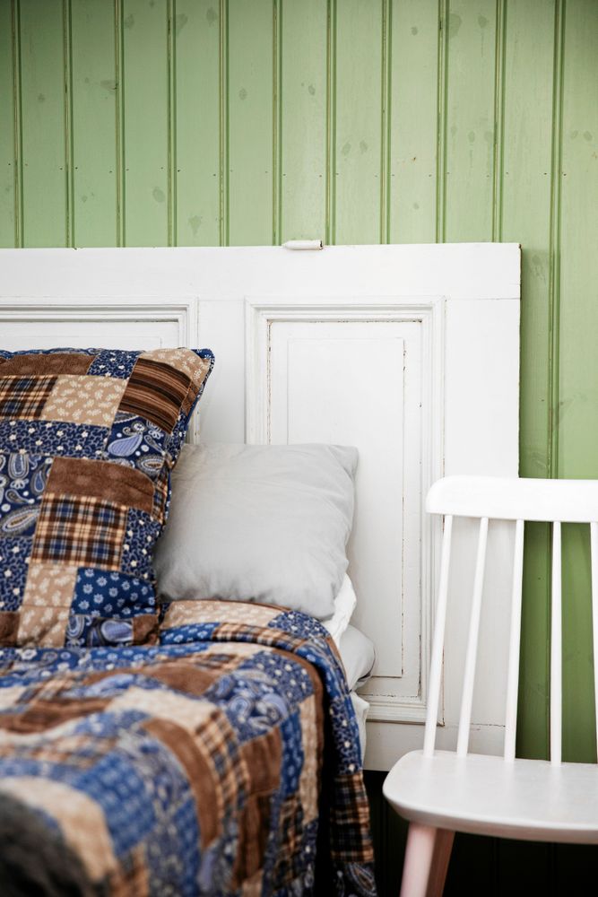 Smart återbruk av en gammal spegeldörr från torpet, som sänggavel i gästrummet.