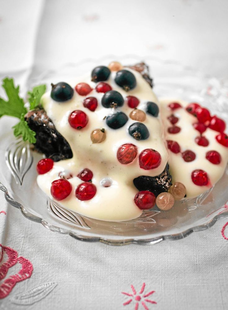 Vinbär i alla färger ger guldkant åt kakan med vaniljgrädde.