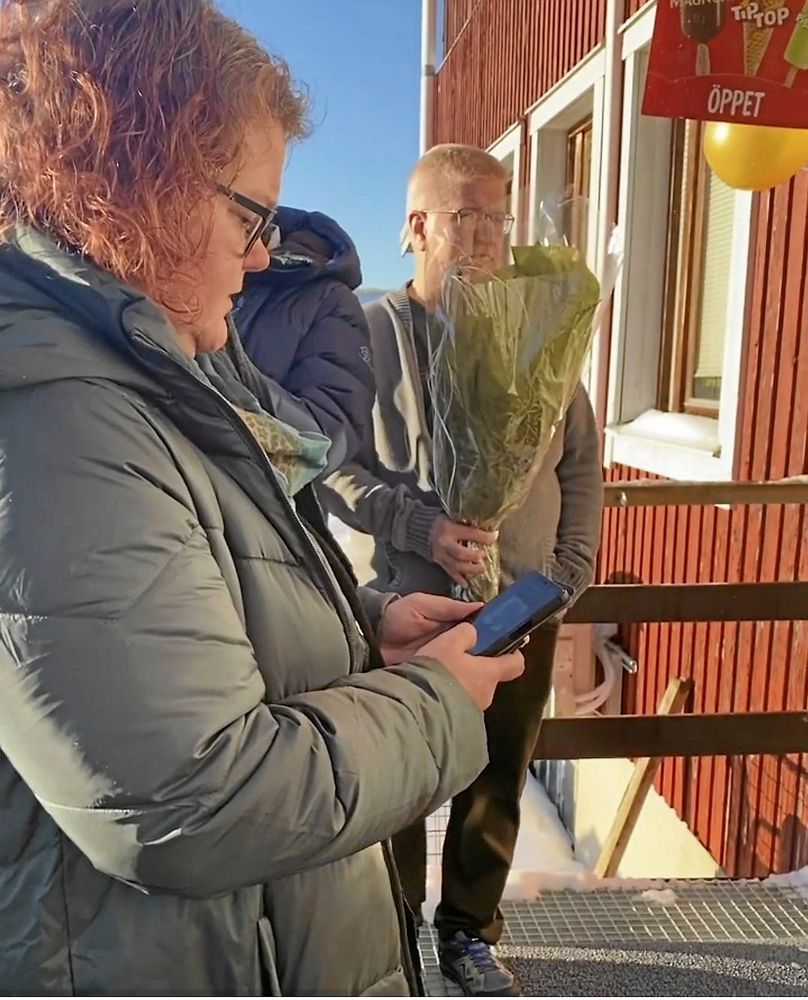 Kommunalrådet Ulrica Hammarström klickar sig in i butiken via sin mobil och bank-ID.