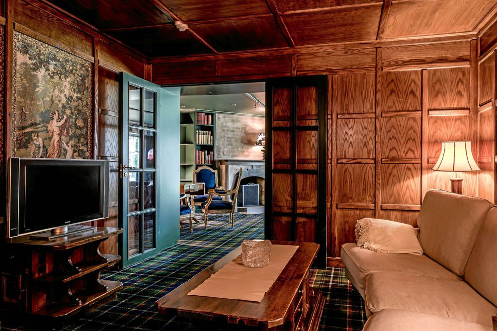 Herrgården är inredd i klassisk engelsk stil. Foto: Wrede Fastighetsmäkleri