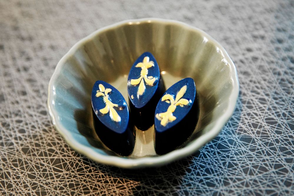 Ninas succéskapelse: Enköpingspralinen med lite smak ac pepparrot och omslagsfolien prydd av stadssymbolen liljan.