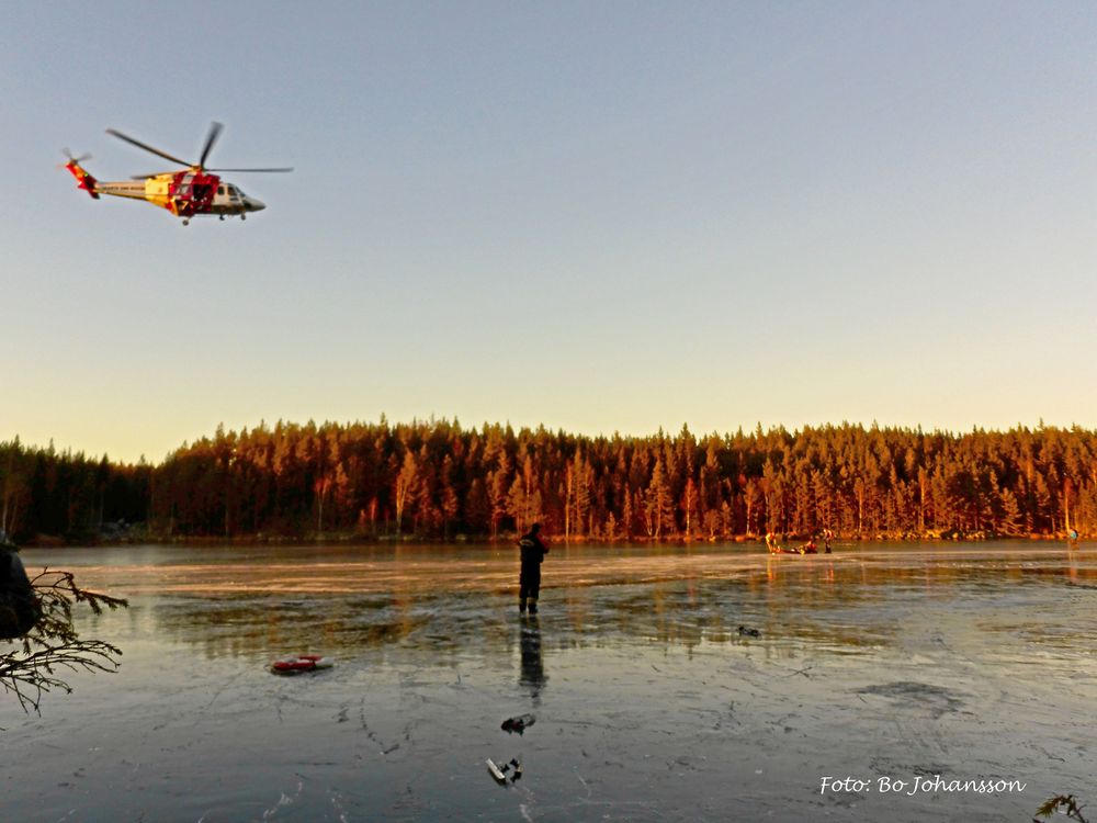 En skridskoåkare i ett annat sällskap fotograferade helikoptern som tog de nödställda till sjukhus. ()