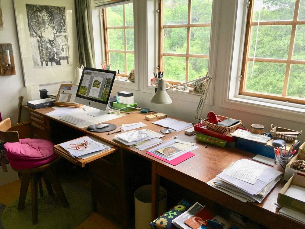 På övervåningen finns Ullas författarverkstad och kontor.