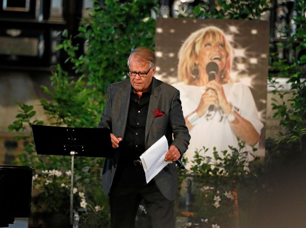 Lill-Babs ex-make Lasse Berghagen läste en dikt under söndagens minnesgudstjänst i Stockholm.