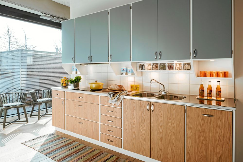 VELIG. Tvekar du mellan träfärgat och målat kan du ta bägge. Det här köket från Tibrokök kombinerar gråblått och trä i en retro-inredning med 1960-talskänsla.