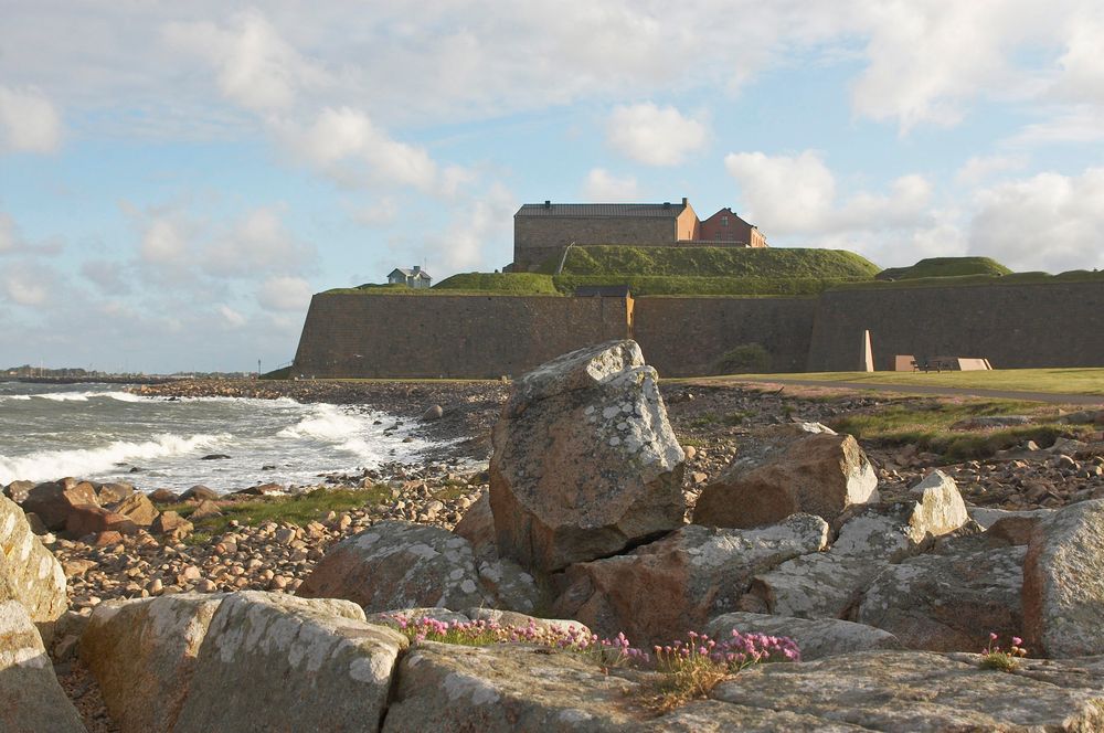 Klippan som borgen står på har kallats Wardberg sedan långt innan fästningen och staden Varberg fanns. Här tändes eldar för att varna om fienden närmade sig från havet. Vid 1200-talets slut byggdes en borg på klippan,