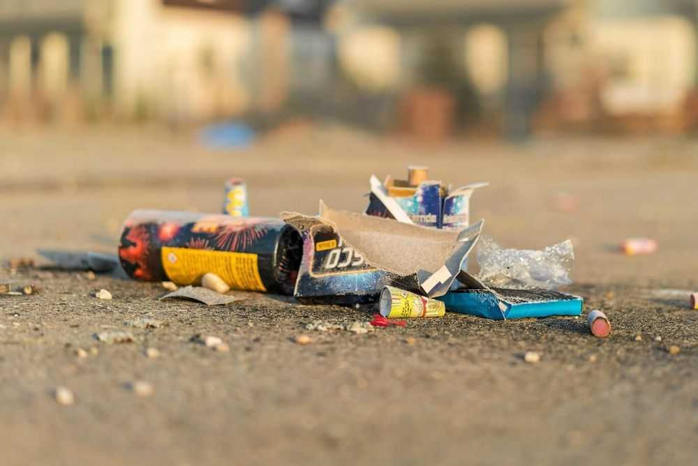 Smällandet lämnar efter sig skräp på gator, torg och i naturen.