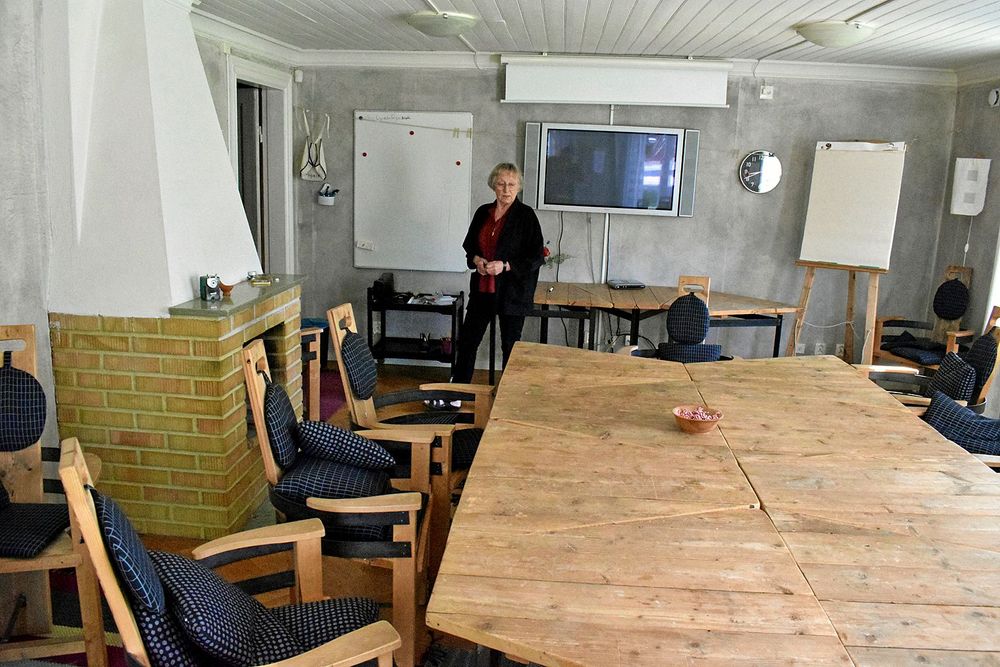 Konferensrummet blandar modern teknik med möbler som är byggda av gamla saker.