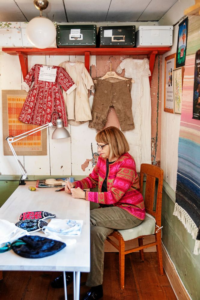 Ateljén eller verkstaden där Mona syr och lagar dräkter för hand.