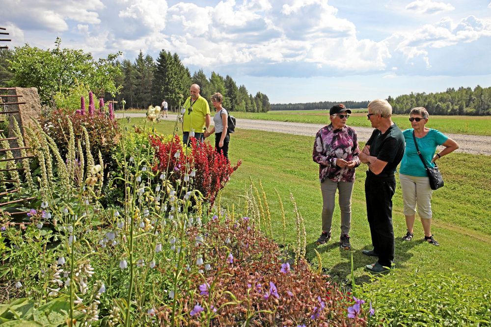 Rabatterna hos Märta Eklund är som provkartor. Här visar hon vilka plantor som passar ihop och ger gästerna förslag för deras egna trädgårdar.