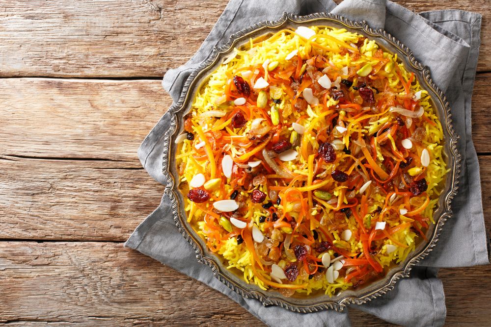 Persisk risrätt med syrliga berberisbär på.