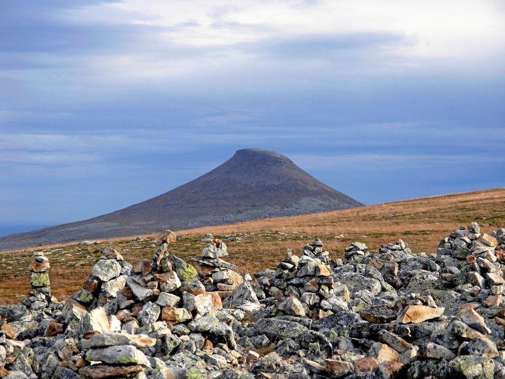 På Städjan i Dalarna är det populärt att bygga stentorn trots att det stör den i övrigt orörda naturen.