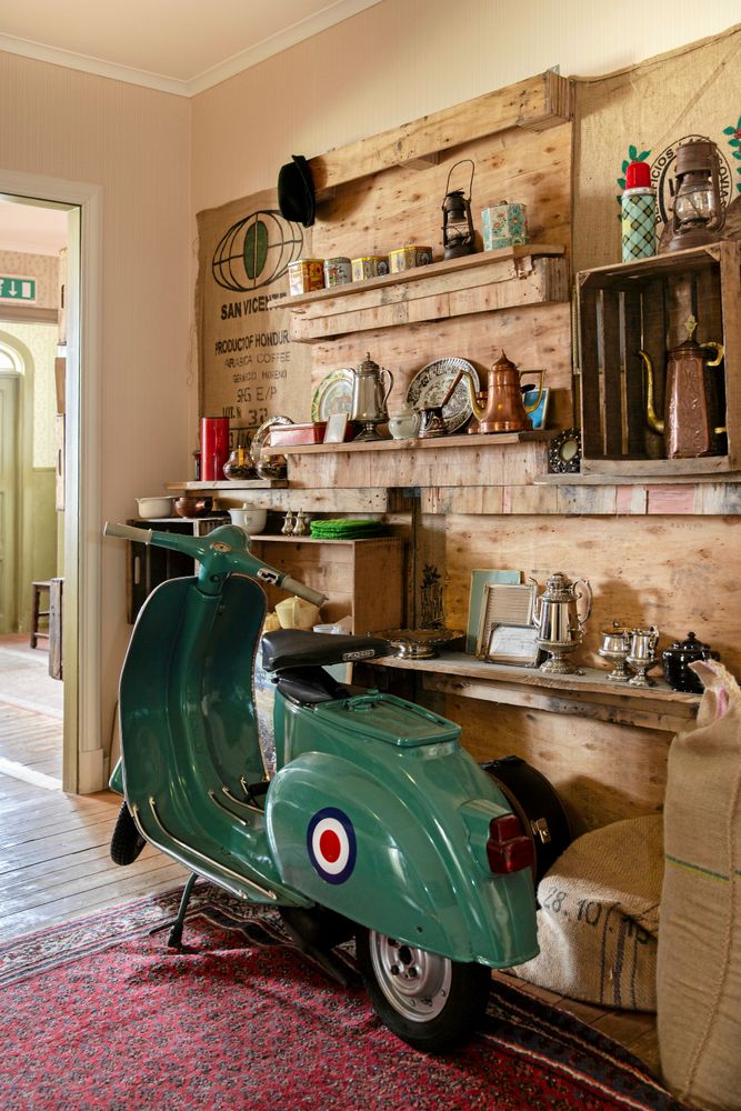 Downshifting betyder inte alltid mindre arbete. Men numera hänger allt i livet ihop för Anna och Daniel. Arbete och fritid, bostad och kafferosteri.