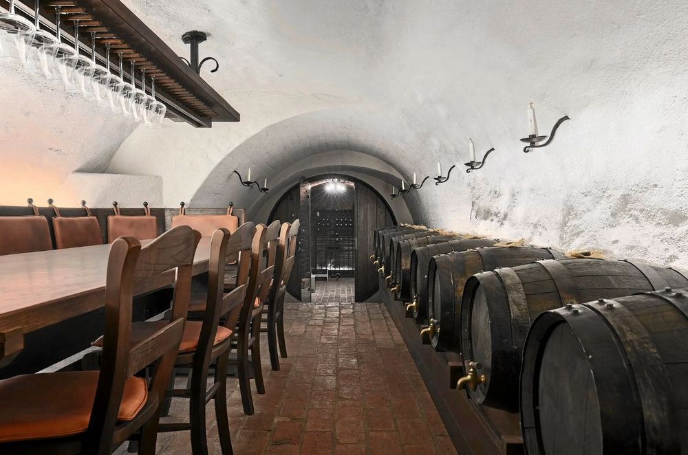 Vinkällare en trappa ner.