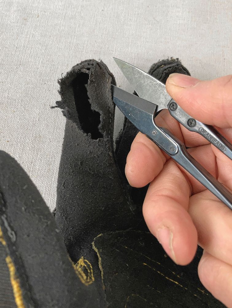 2. Sprätta i sömmen.