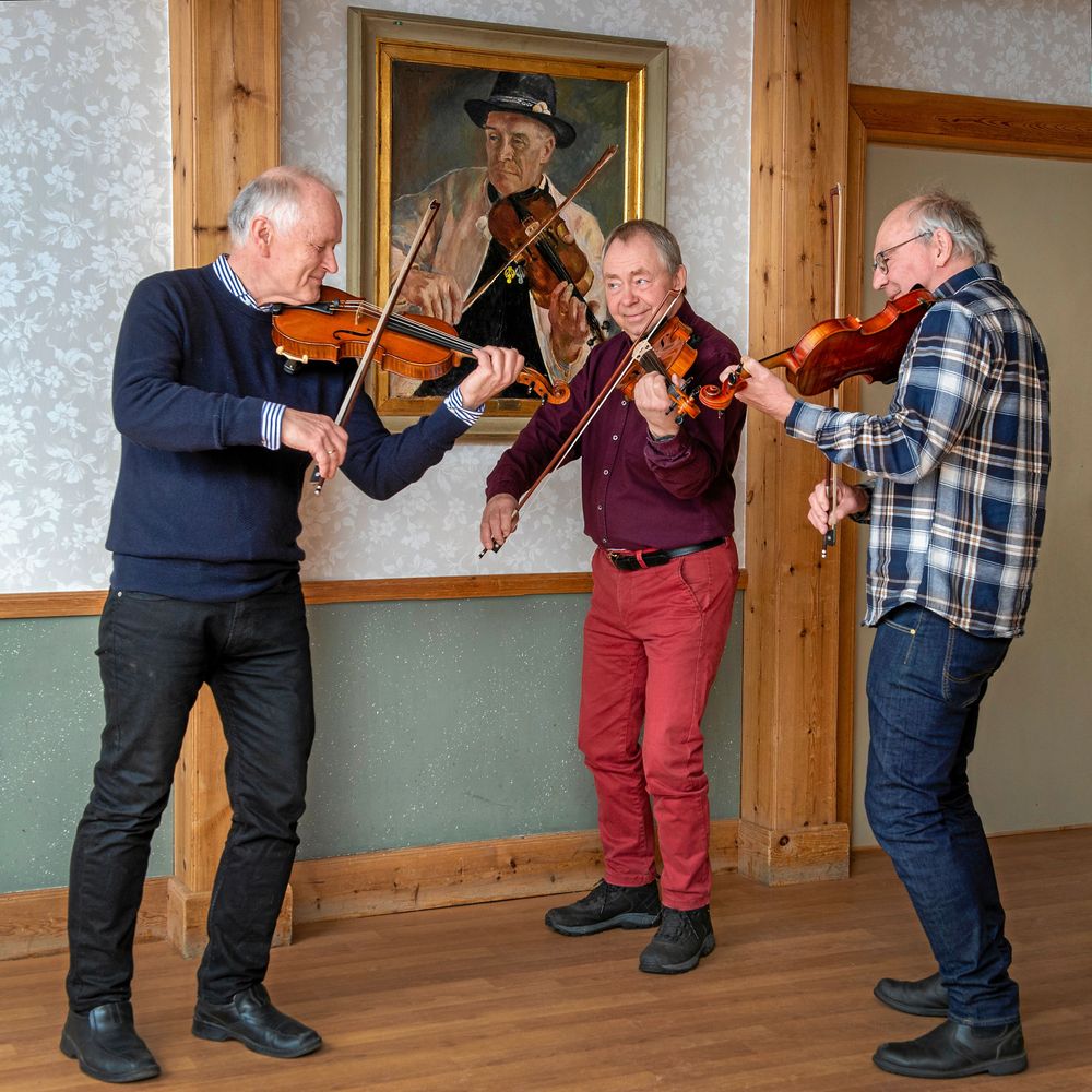 2021. Spelmännen är still going strong när de lyfter fiolen och spelar underbar folkmusik för Land. Legenden Gössa Anders på väggen håller fortfarande koll på grabbarna.