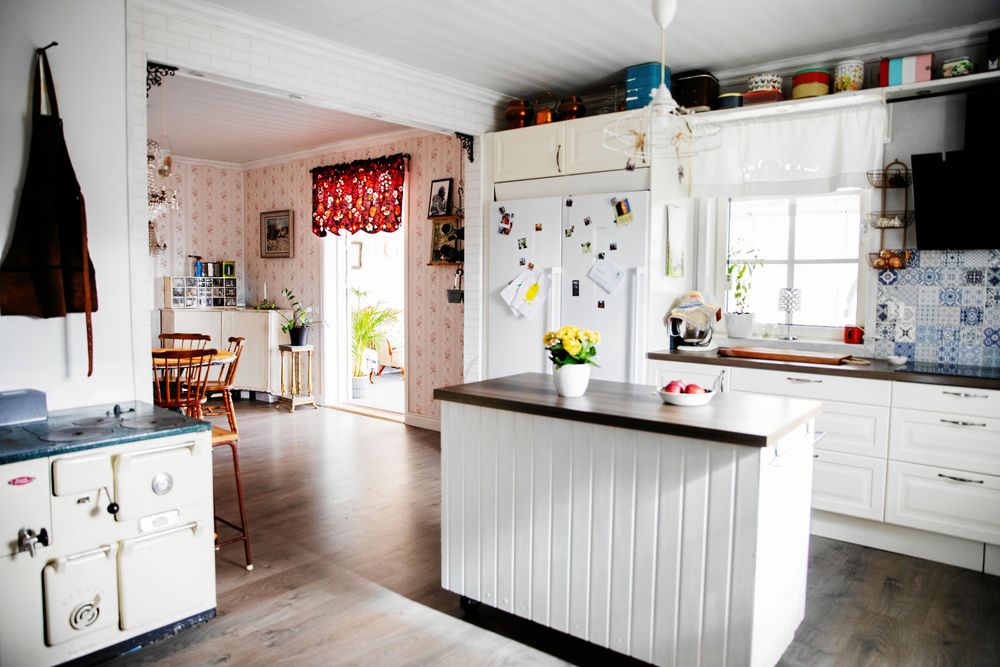 Ett rejält kök med den gamla vedspisen kvar.