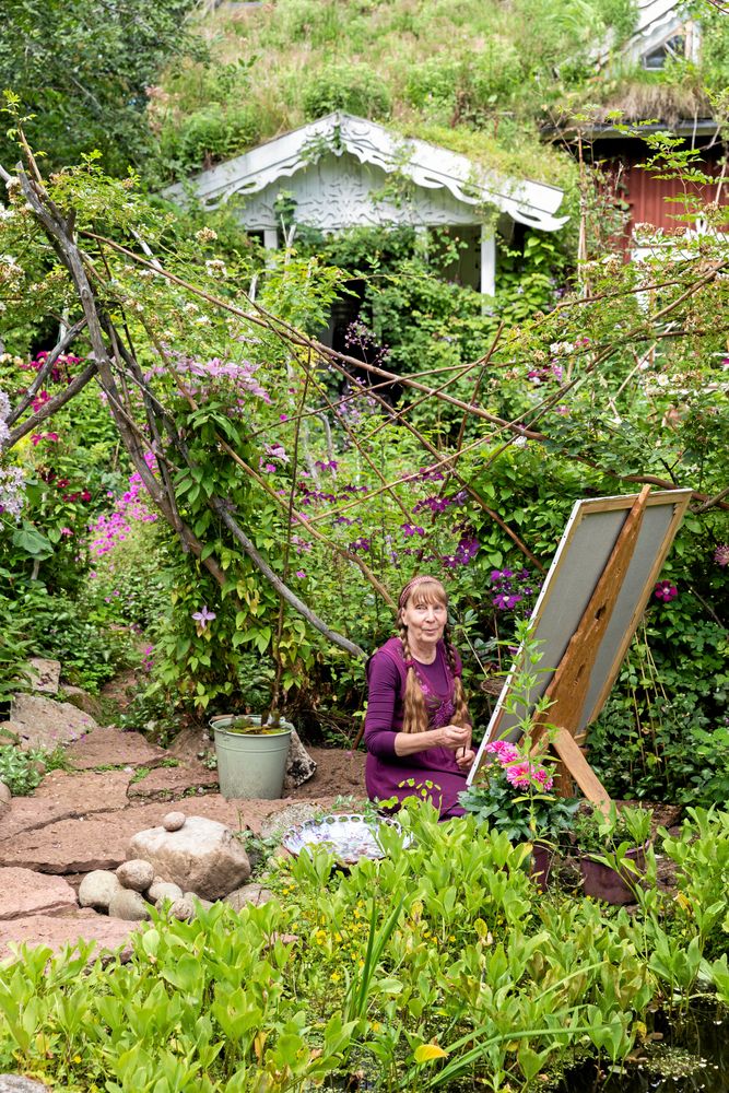 Monica lägger flera hundra timmar på varje målning. När en tavla är såld kan hon förverkliga ännu ett trädgårdsprojekt.