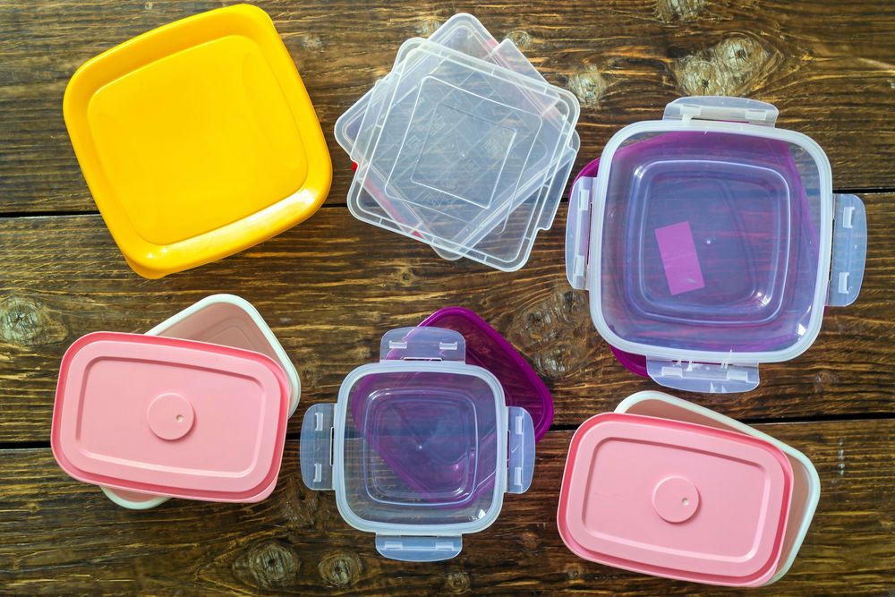 Vissa plastlådor kan ge ifrån sig skadliga ämnen vid uppvärmning.