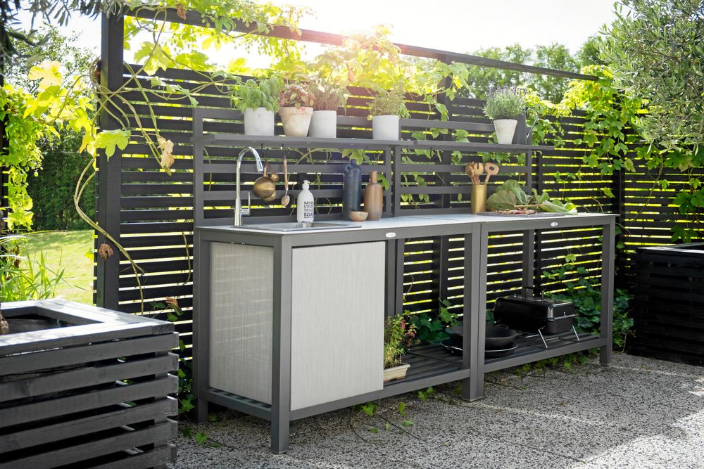 Uteköket Åminne från Hillerstorp har inbyggd diskho och en kran som lätt kopplas till trädgårdsslangen.