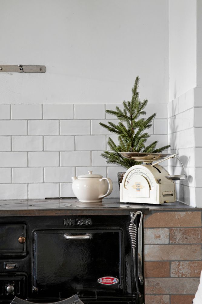 Den gamla vedspisen kan fungera som extra värmekälla.