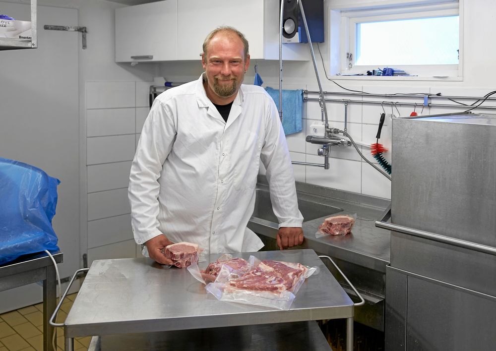 Efter slakten styckar Daniel köttet i det lilla produktionsköket och vakuumförpackar det sen.