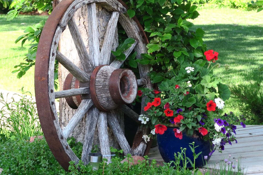 Det finns få detaljer som gör att känslan för lantligt bröllop så perfekt som ett vagnshjul.