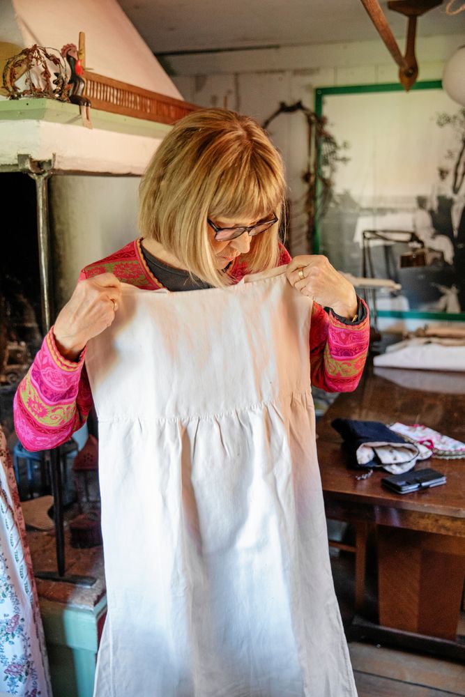 Hängselsärk av linne är vanligt som underplagg för kvinnor, skyddar mot stickigt ylle.