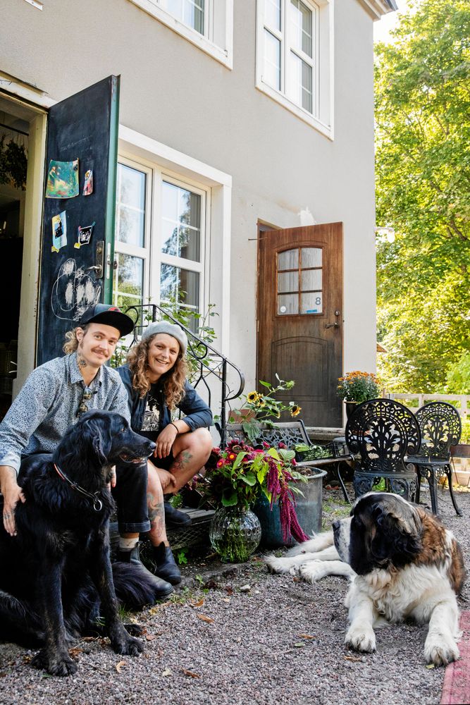 Danne och Emelye trivs med att bo hemma i Närke igen och ser ljust på framtiden för mikroodling.