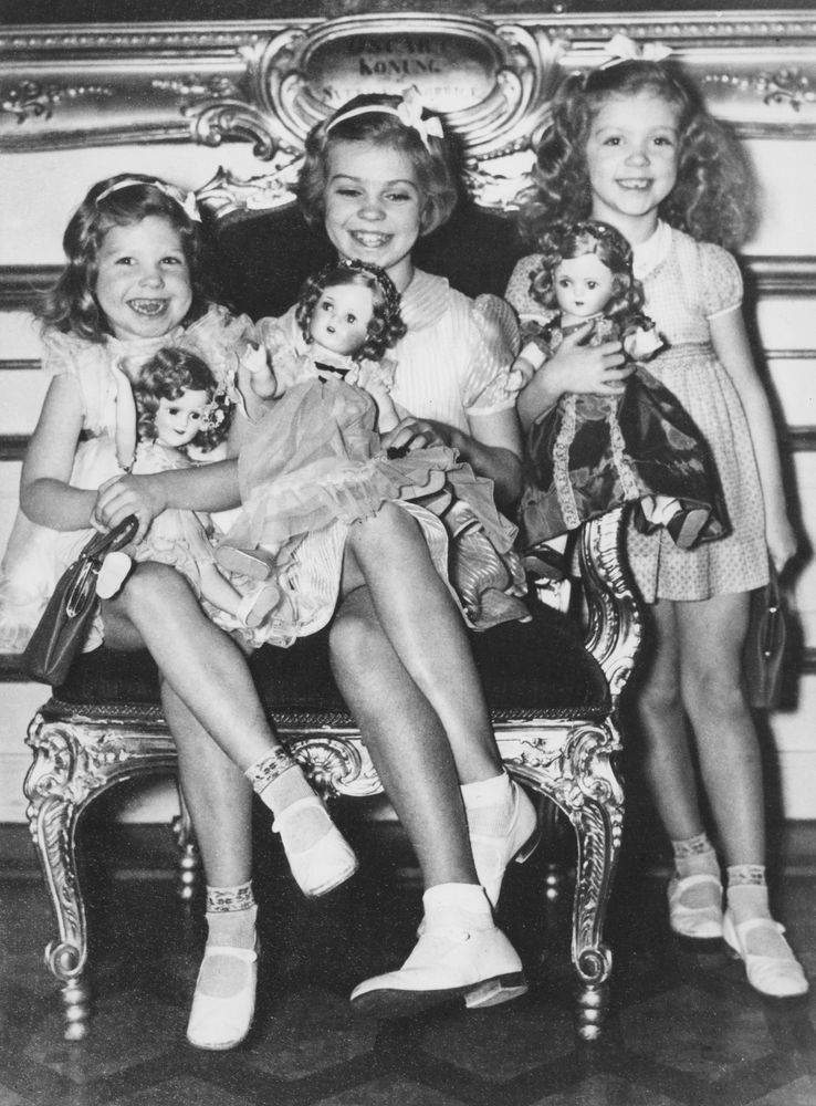 De tre docksöta Hagasessorna Désirée, Margaretha och Birgitta med nya julklappsdockor i famnen.