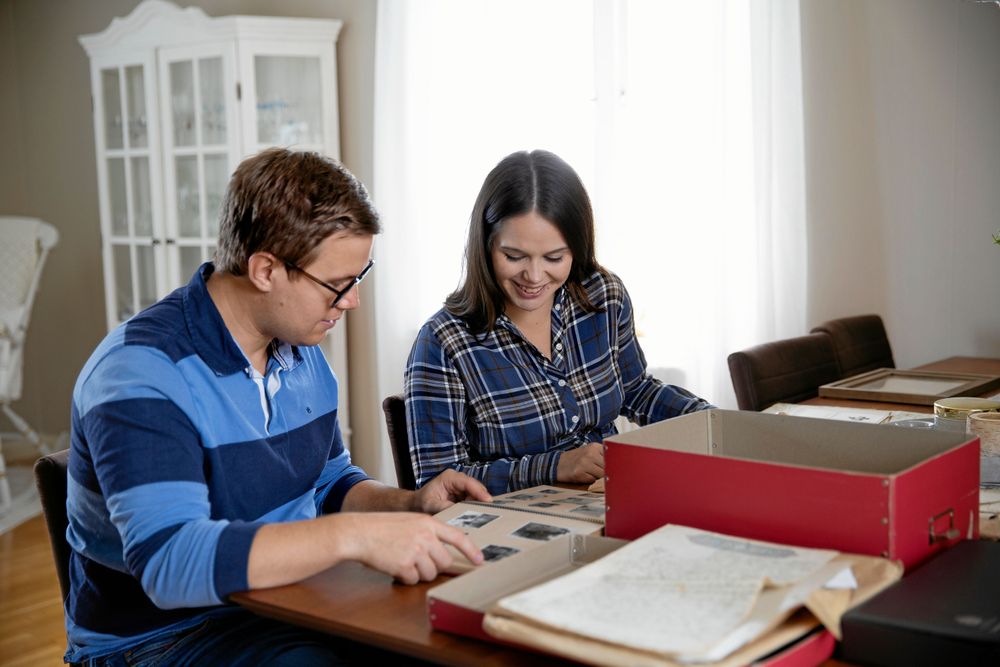 Fredrik och Victoria tycker att det är spännande med alla gamla dokument och foton.