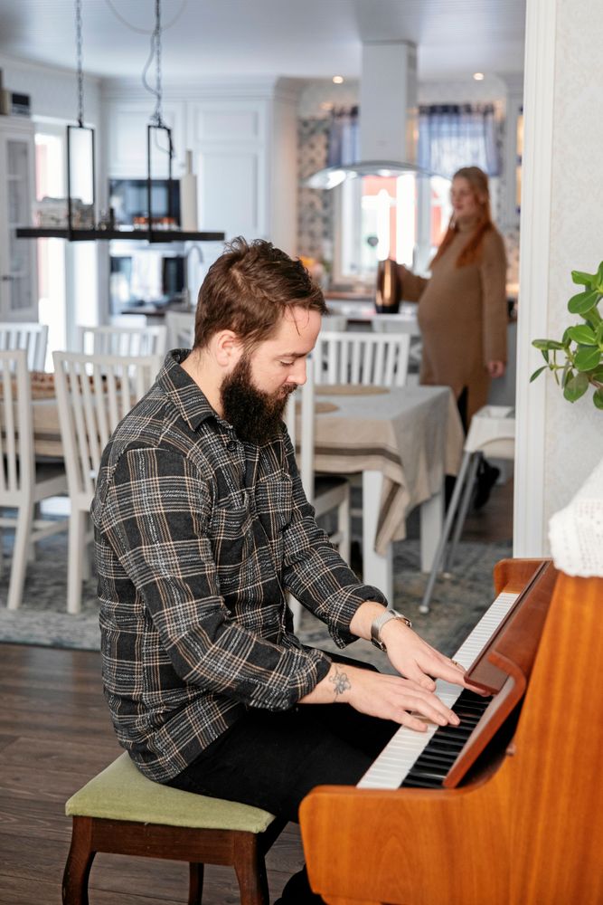 Pianot i stora salen spelar Hampus gärna på, ibland tillsammans med Madelene som är "hobbysångerska".