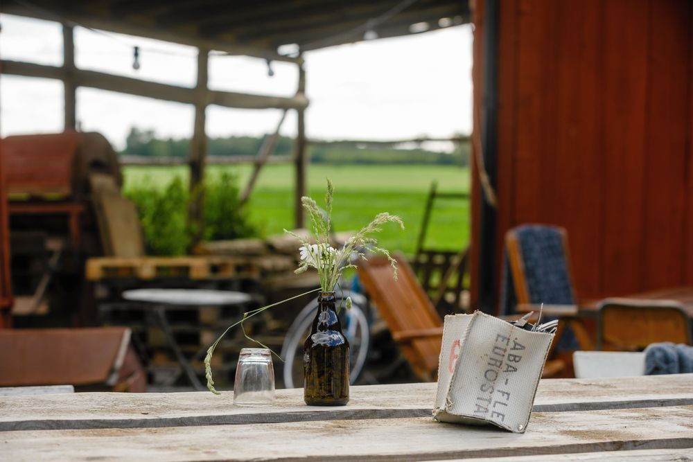 Från sittplatserna i ladan kan gästerna se ut över lantliga och vidsträcka vyer.