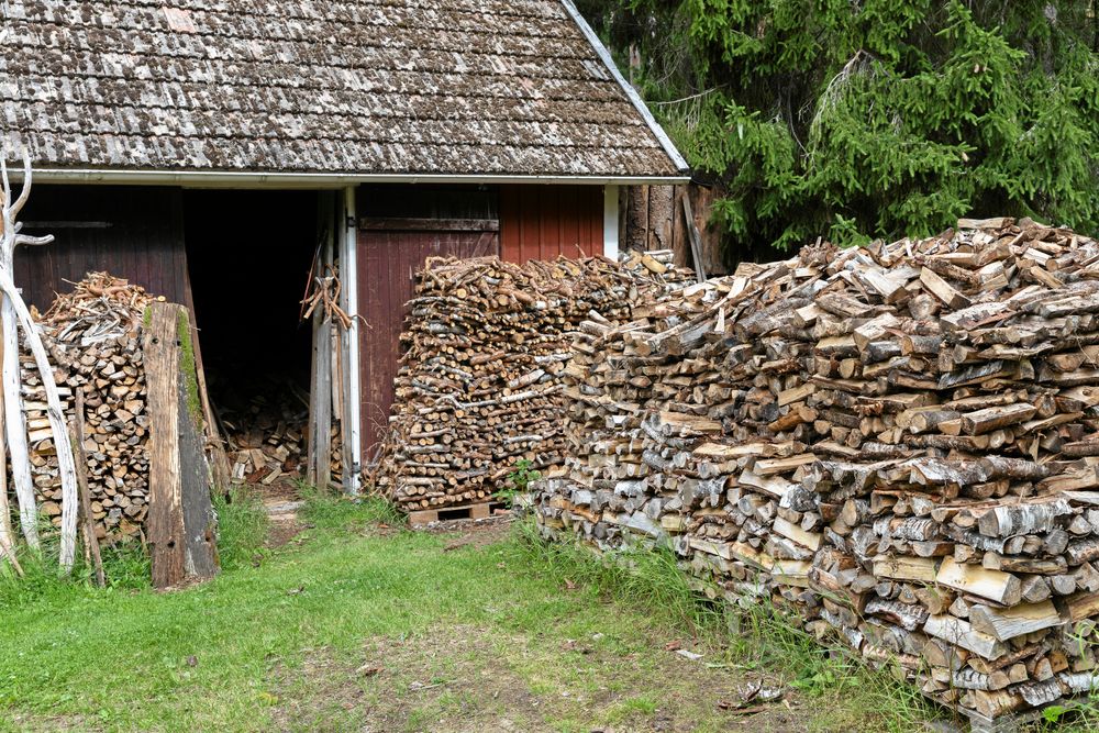 Vedhanteringen tar mycket av Thomas tid i anspråk, resten går åt till krukmakeriet. De senaste åren har han dock börjat dela Monicas trädgårdsintresse. Taklök och bonsaier är hans specialitet.