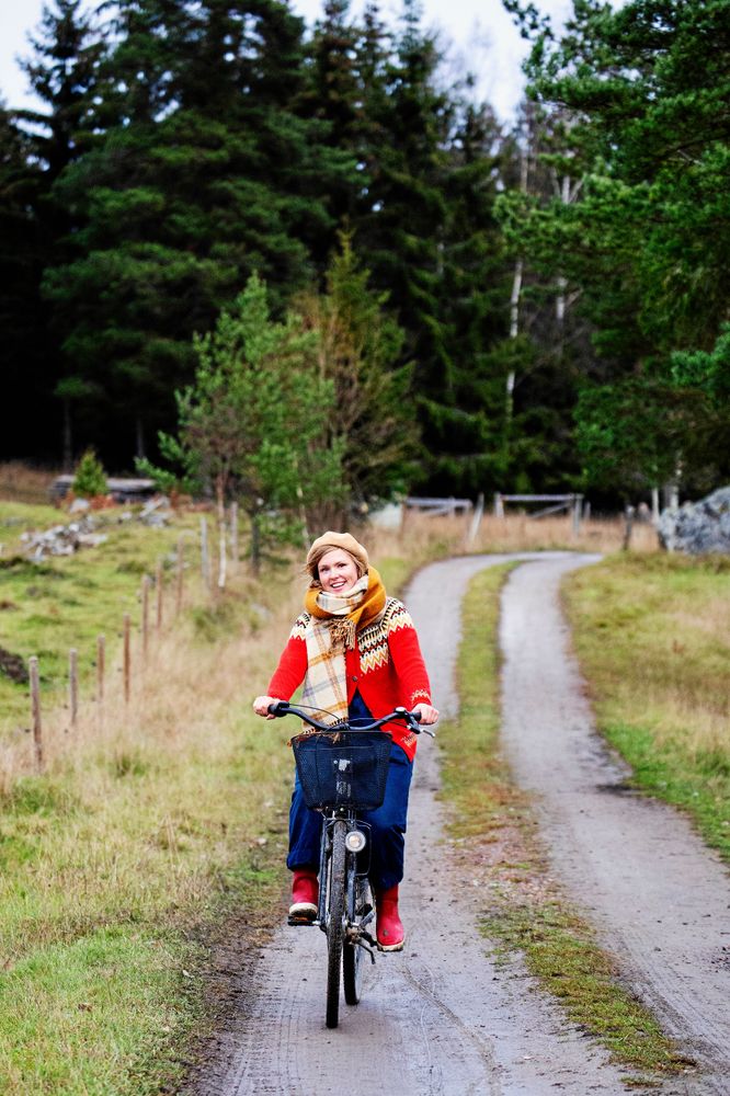 Året om cyklar Sofia och hennes sambo den gamla grusvägen ned till busshållsplatsen på stora vägen.