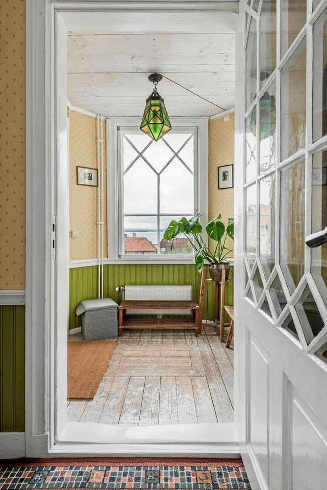 Entrén från Bergsgatan avslöjar en glimt av den magiska sjöutsikten.