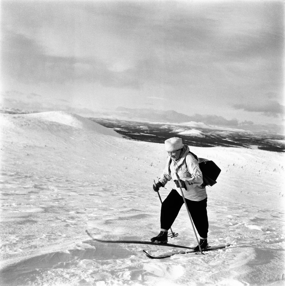 Barnmorskan Siri Sundström på väg till gården där Hans ”ödemarksbabyn” Öhlund föddes några timmar senare.