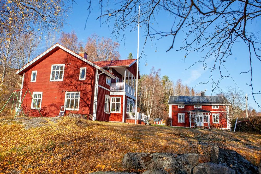 Lars föräldrar bor i det andra av de två husen på gården.