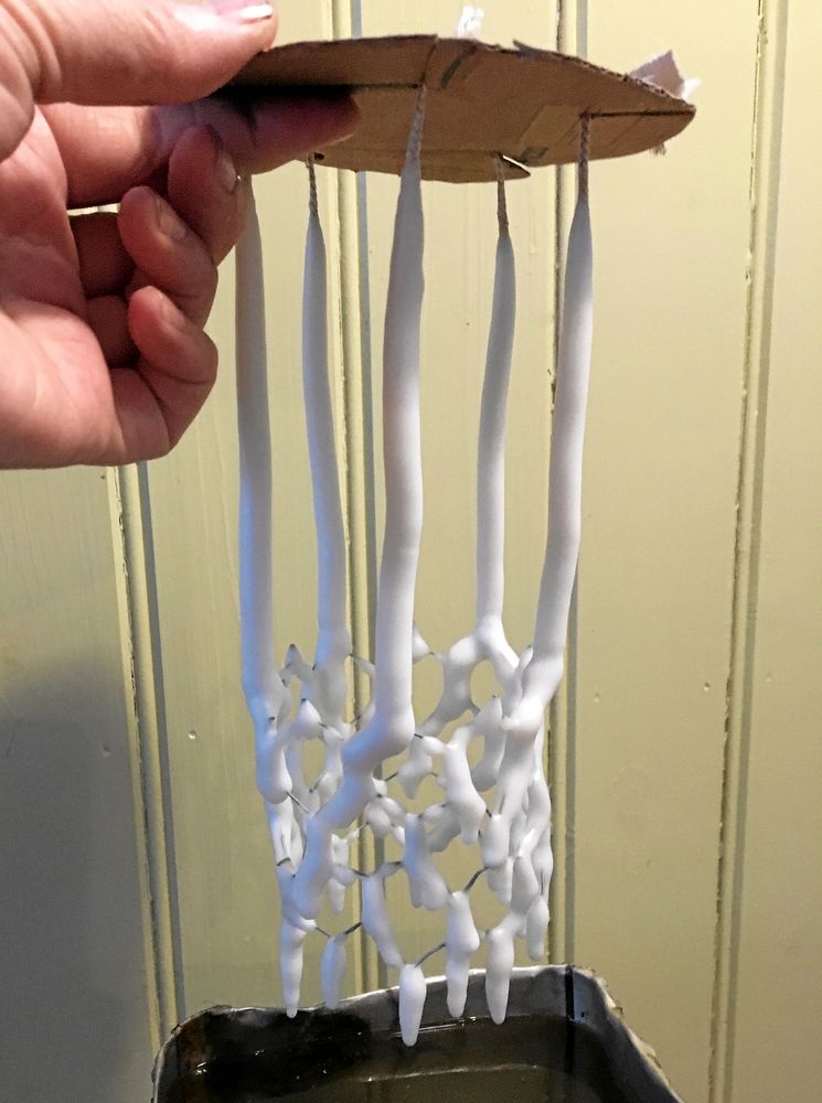 Håll koll på temperaturen. Är vattnet för varmt smälter stearinet bort från metallen. Foto: Kristina Bäckström